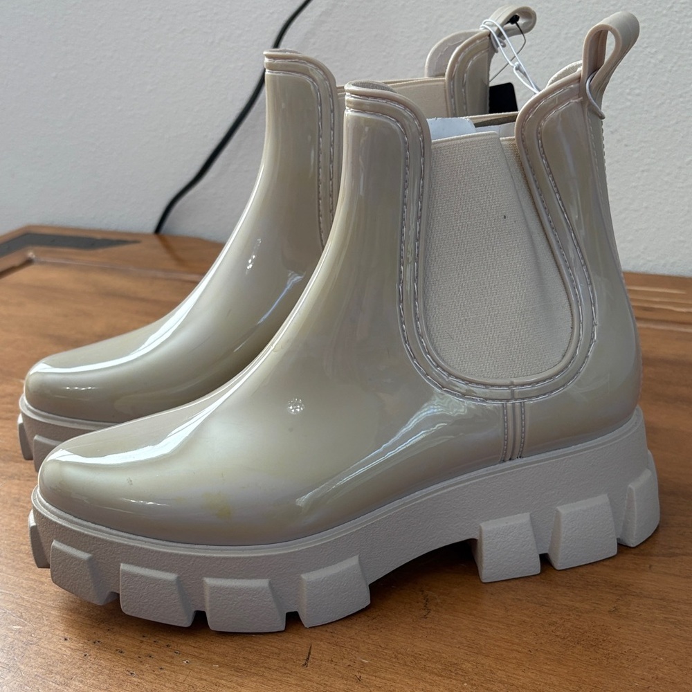 Forever 21 NWT Stylish Cream Chelsea Boots Size 9